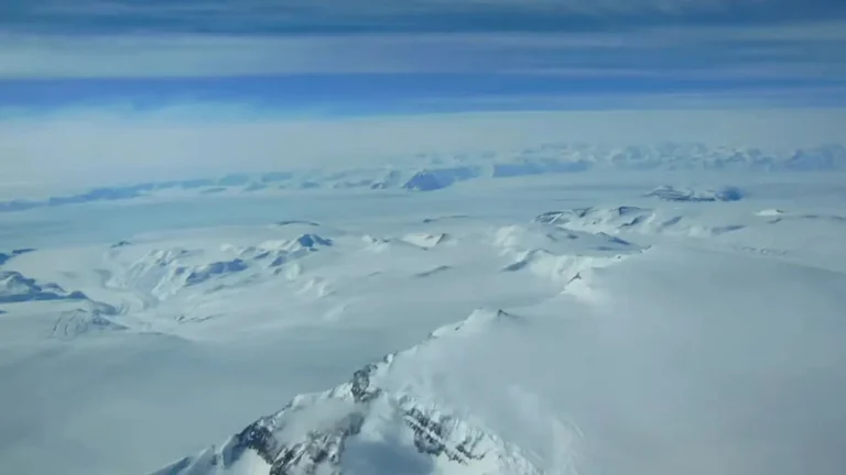 A_view_of_Antarctica’s_ice_sheet_and_mountains